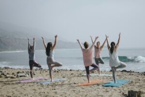 Yoga-Kurs in einem hellen Studio. Foto: Unsplash