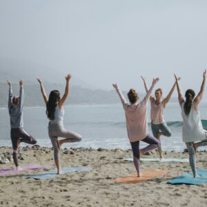 Yoga-Kurs in einem hellen Studio. Foto: Unsplash