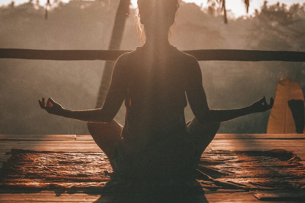 Yoga im Freien bei Sonnenuntergang. Foto: Unsplash