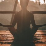 Yoga im Freien bei Sonnenuntergang. Foto: Unsplash
