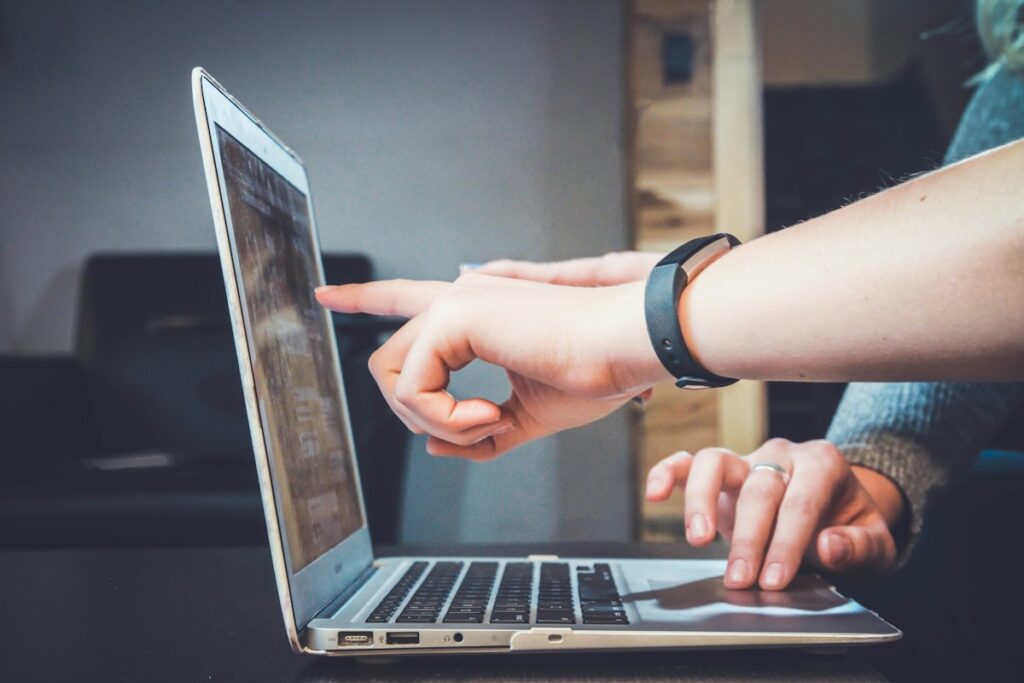 Person am Laptop bei einem Online-Seminar. Foto: Unsplash