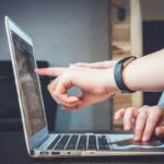 Person am Laptop bei einem Online-Seminar. Foto: Unsplash