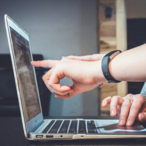 Person am Laptop bei einem Online-Seminar. Foto: Unsplash