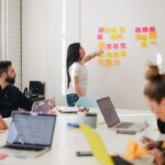 Kleingruppe am Seminartisch mit Notizen. Foto: Unsplash / Campaign Creators