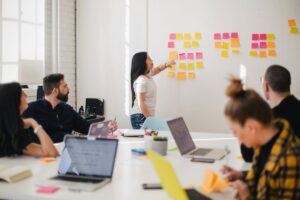 Kleingruppe am Seminartisch mit Notizen. Foto: Unsplash / Campaign Creators