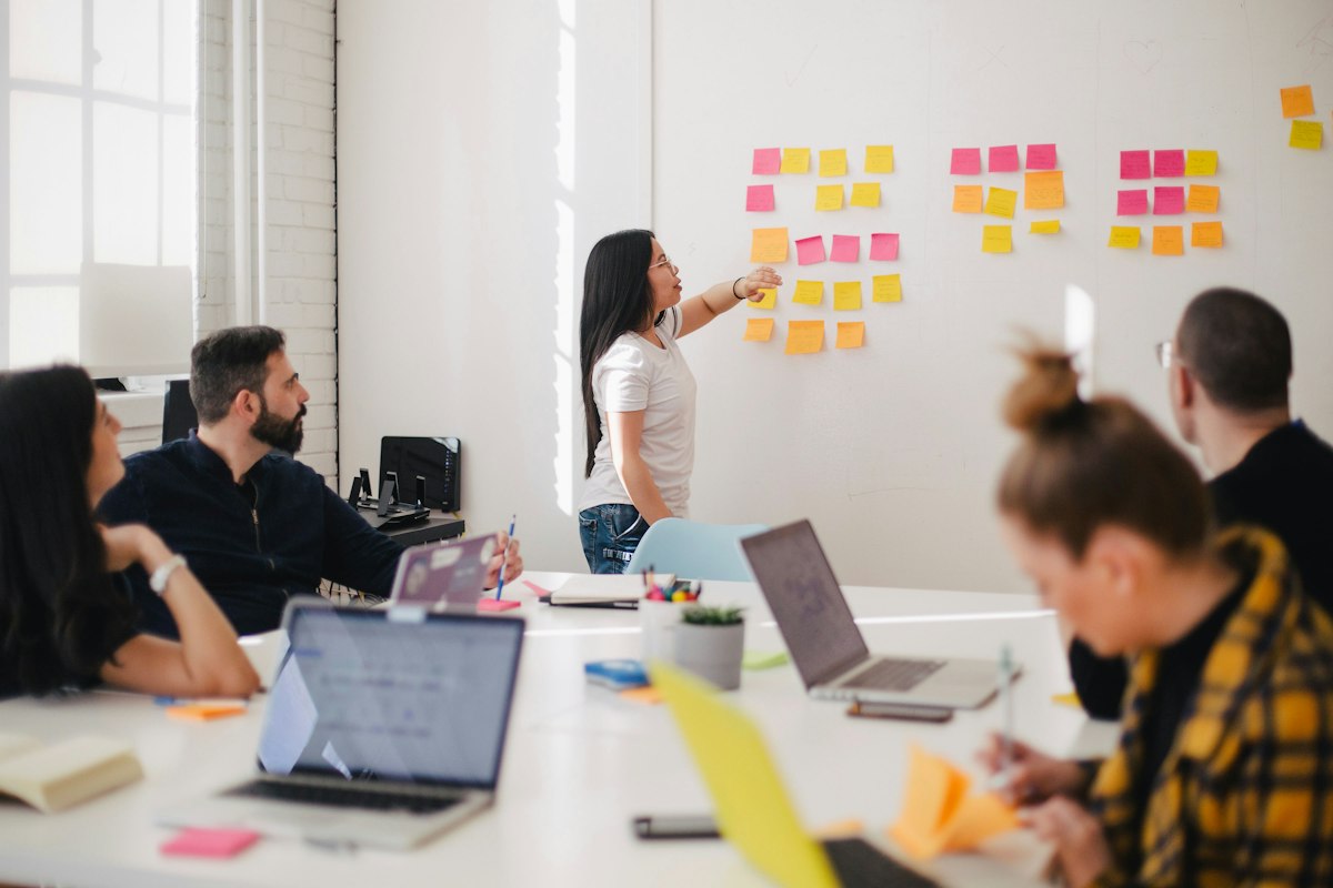 Kleingruppe am Seminartisch mit Notizen. Foto: Unsplash / Campaign Creators